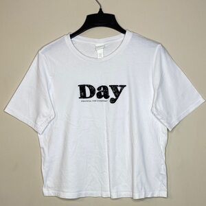 H&M White Graphic T-Shirt with Black 'Day' Print Size M